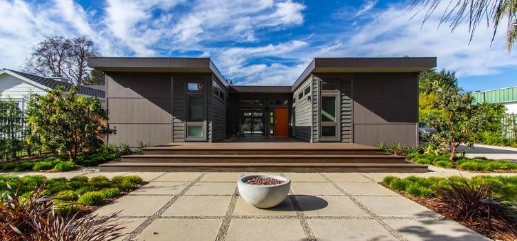 Una casa prefabricada y sostenible con patio interior